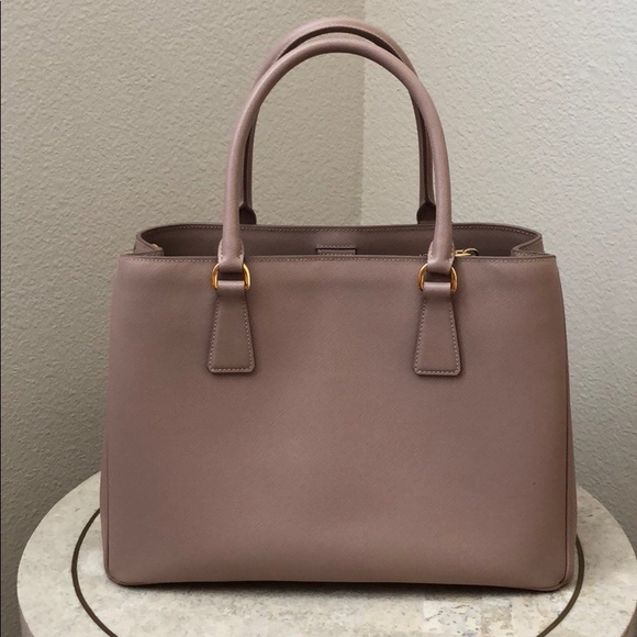 ❌SOLD❌ Prada saffiano lux tote - Picture 2 of 8